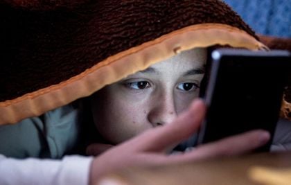Criança não deve dormir com celular perto da cama: entenda os motivos